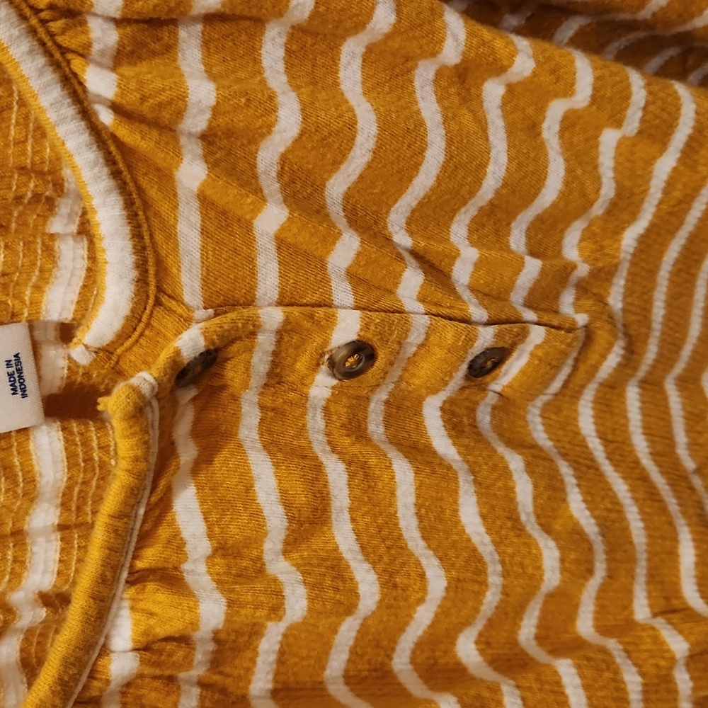 Old Navy cap sleeved shirt - Picture 4 of 5